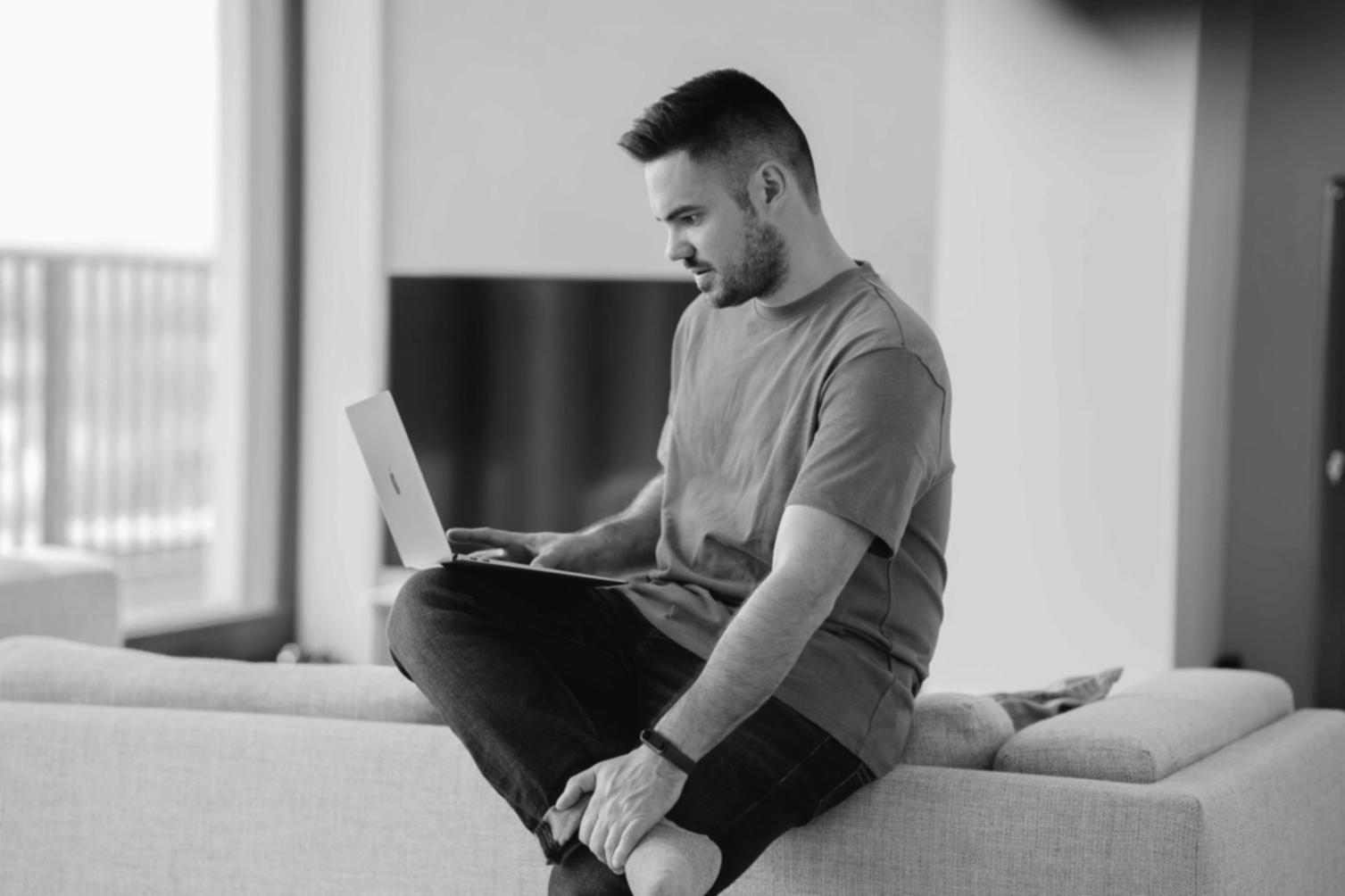 Consultation financière personnalisée avec documents et calculatrice